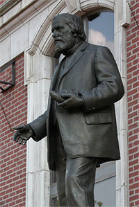 photo of the Joseph Leidy statue