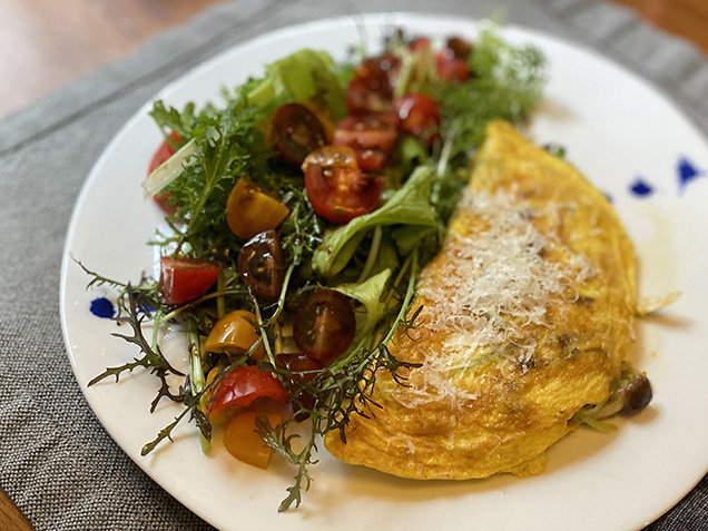 omelet with salad