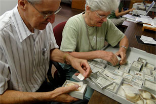 volunteer couple working in Malacology